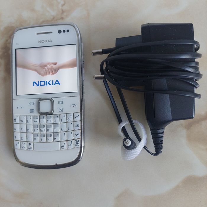 Vând Nokia E6 White perfect funcțional și NEcodat + încărcător //poze