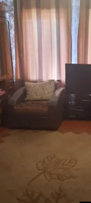 Отдам бесплатно диван и два кресла.