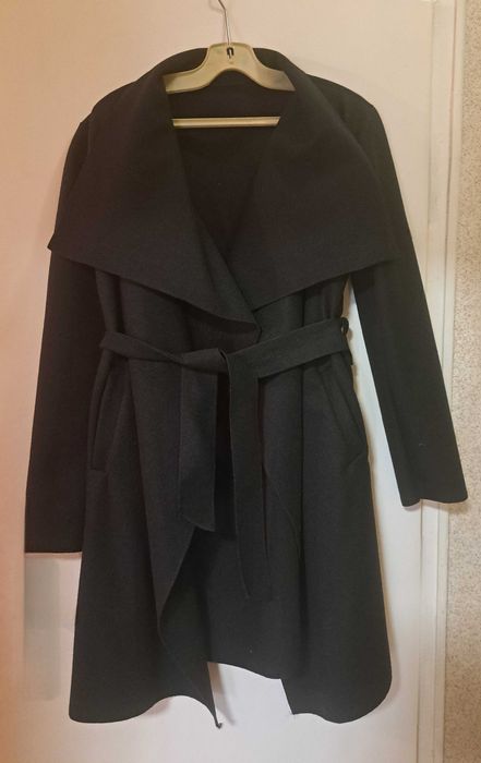 Черно палто прегърни ме