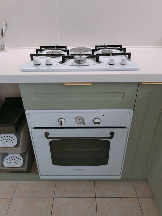 Продам духовку Ariston Hotpoint