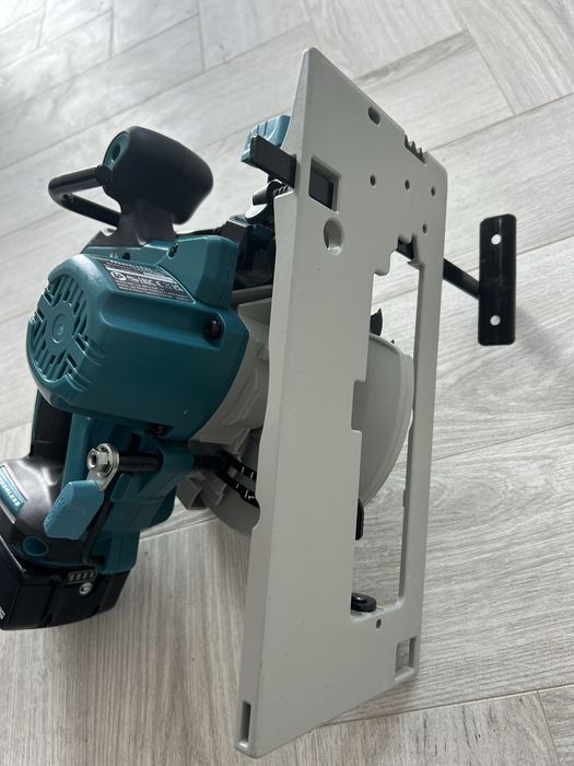 Makita DHS 680 circular de mana