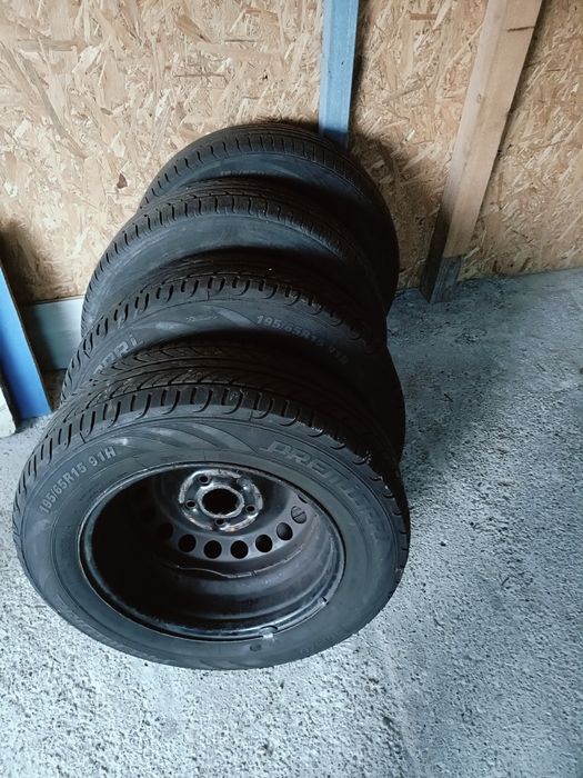 Vând.4roti.de.iarna.pe15.sau.400.lei.jantele.si.600.lei.cauciucurile.s