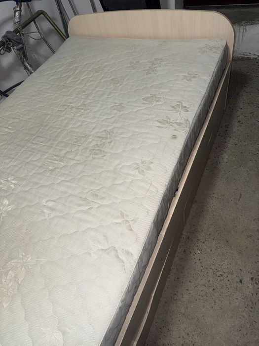 Продам кровать с матрасом для спальни