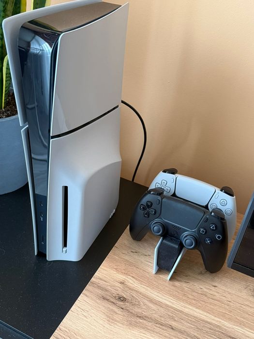 PlayStation 5 Slim + 2 контролера и Dualsense Charging Station
