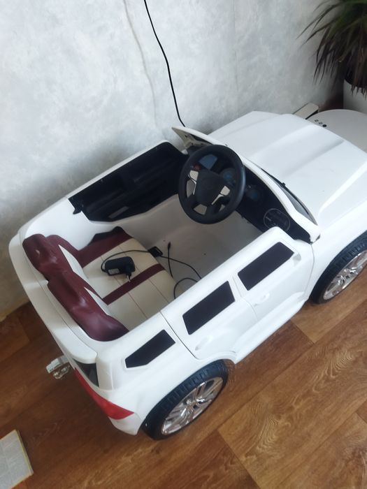 Детская машинка на акамуляторе