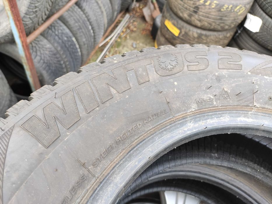 2бр Като нови зимни гуми за бус 215 65 16 С - Lassa - DOT 2023