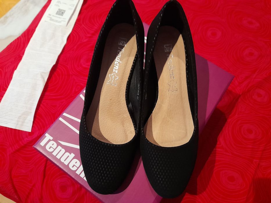 Дамски обувки с нисък ток