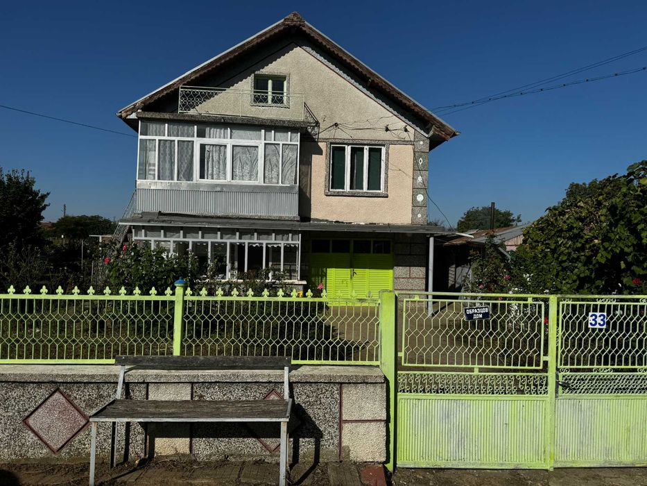 Къща на два етажа в с. Ветрен