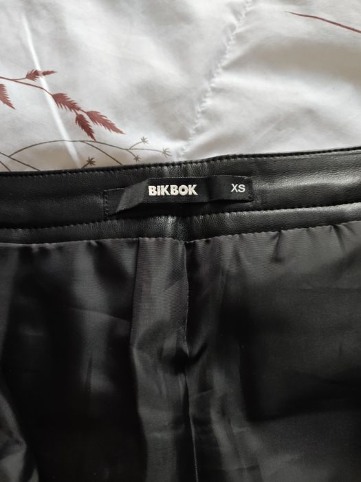 Кожена дамска пола с активен цип отпред