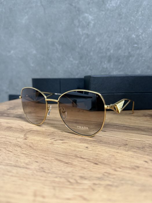 Солнцезащитные очки Prada