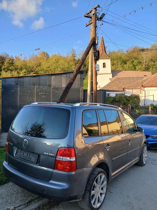 Vând sau schimb Touran 2.0 intro stare foarte buna