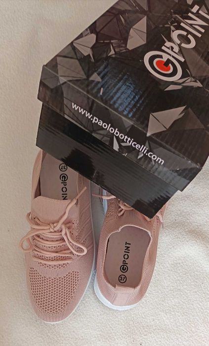 Ежедневни дамски и много леки и удобни обувки от текстил в розово.