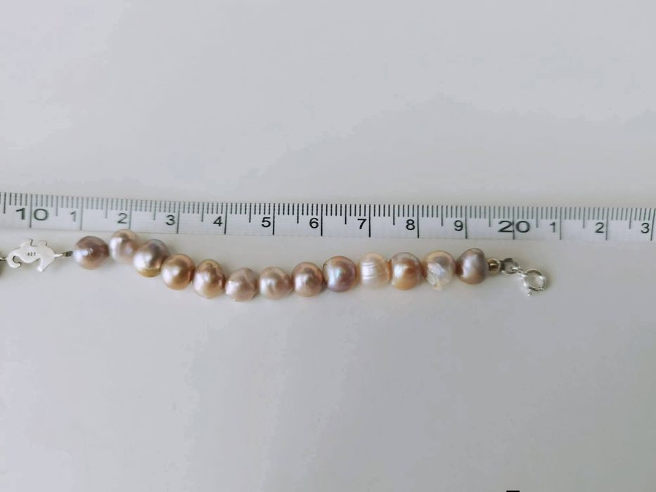 Veche bratara cu perle naturale de cultura, cu un pandantiv cu un cal de mare, de culoare mov metalizat din argint de 925