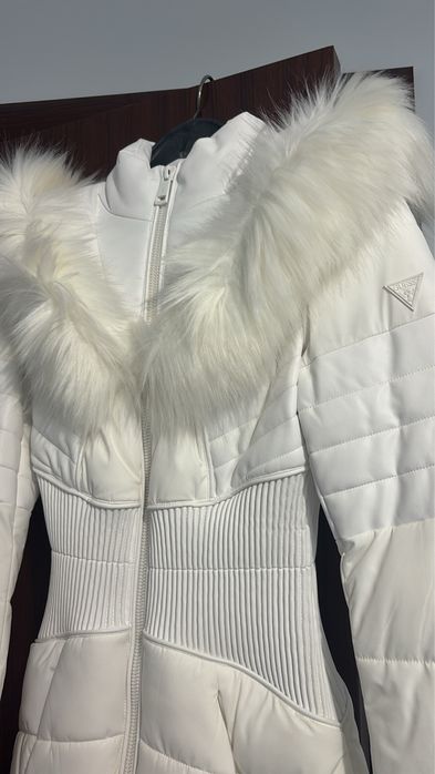 Чисто ново яке Guess