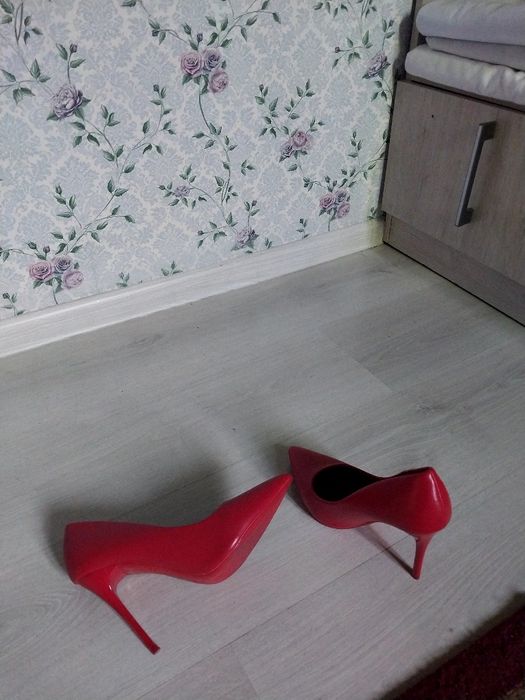 Красные туфли  срочно  37 размер маломерят