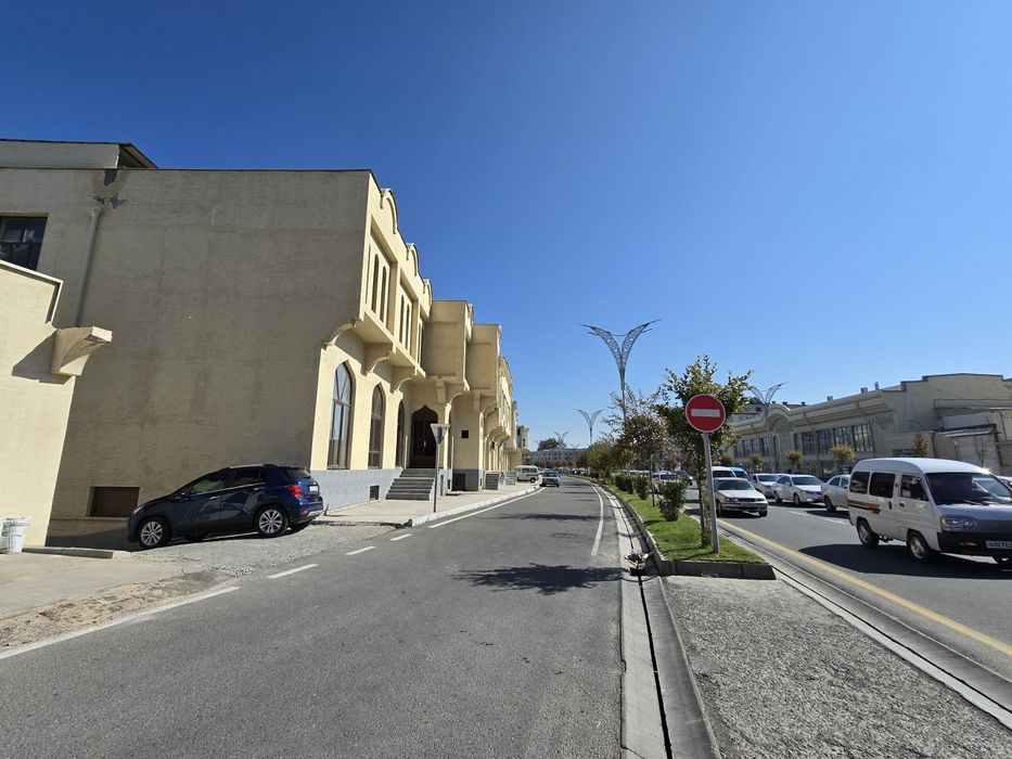 3-этажли здания и ховли сотилмокда йул усти Трикотажка перекрёсток ул