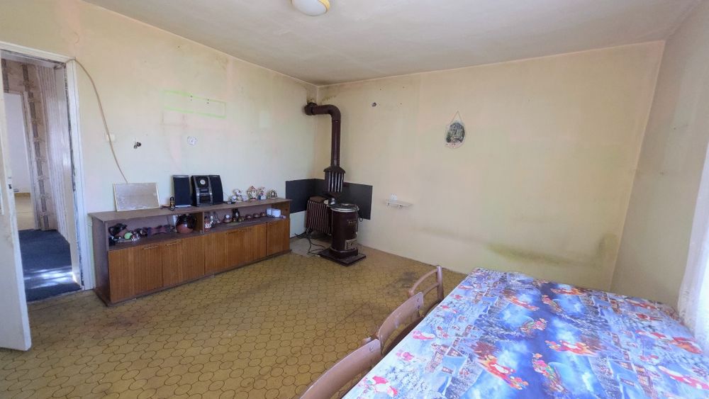 Продава се къща в центъра на село Чуковец, община Радомир