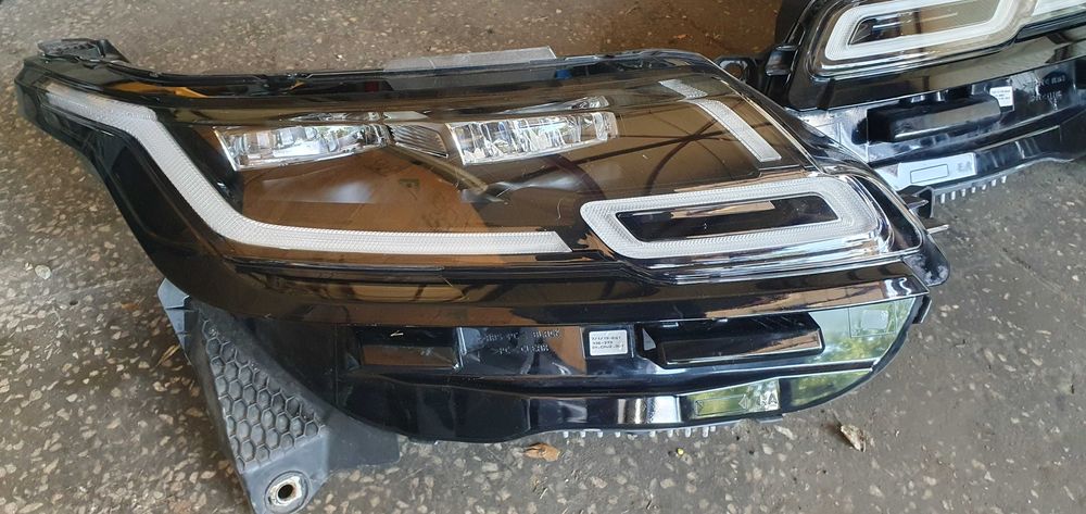 Far faruri Range Rover Velar cod J8A2-13W029-DG J8A2-13W030-DG