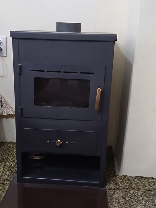 Печка на твърдо гориво тип камина