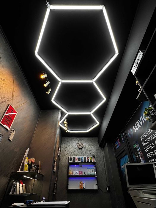 Tavane luminoase LED Frizerii: 1-14 Hexagoane configurabile. Lumină clară, fără umbre, care pune în valoare talentul și precizia frizerului!