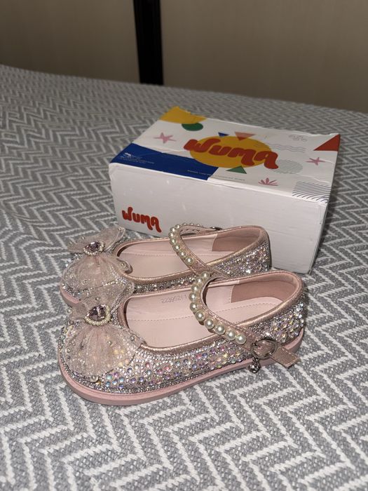 Продам красивые и удобные туфли на девочку