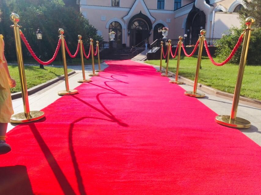 Продаю красные дорожки и турникеты