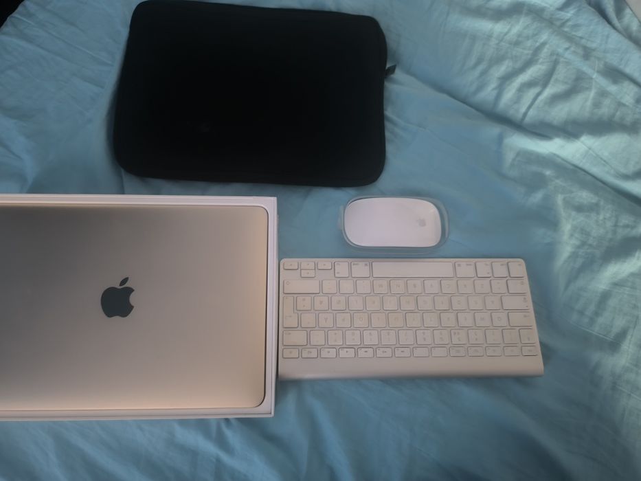 Vând MacBook Pro 13″ aproape ca nou, folosit doar de 2 ori!