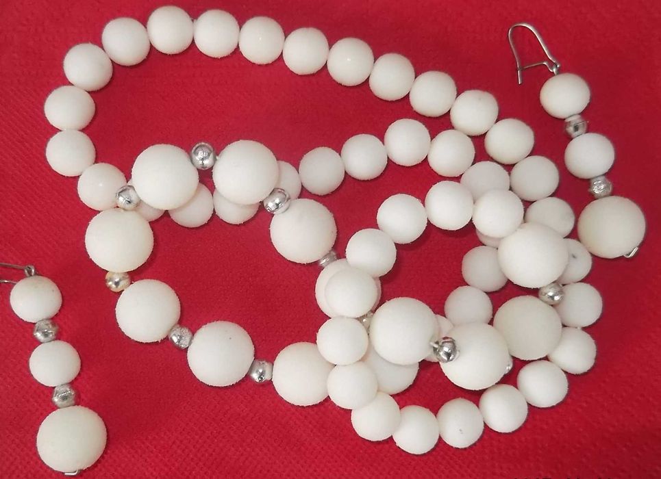 Дамски бижута - сребърни и позлатени верижки, други колиета