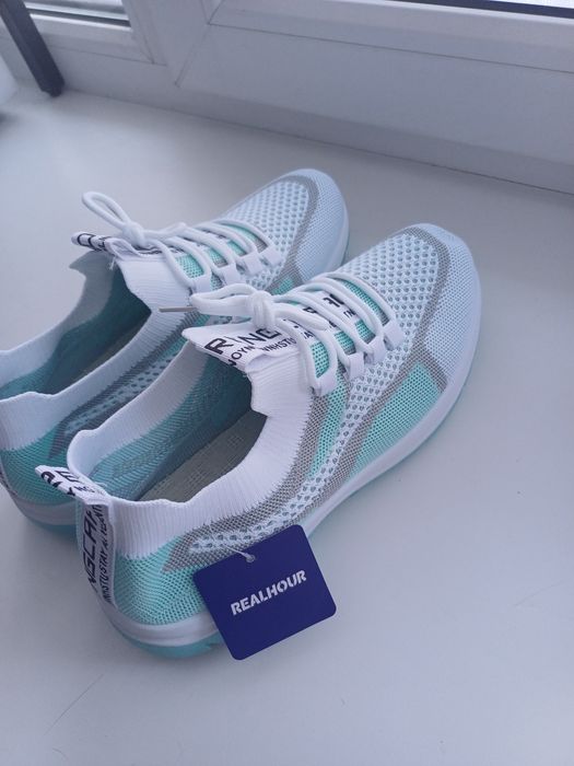 Продам женские кросовки новые