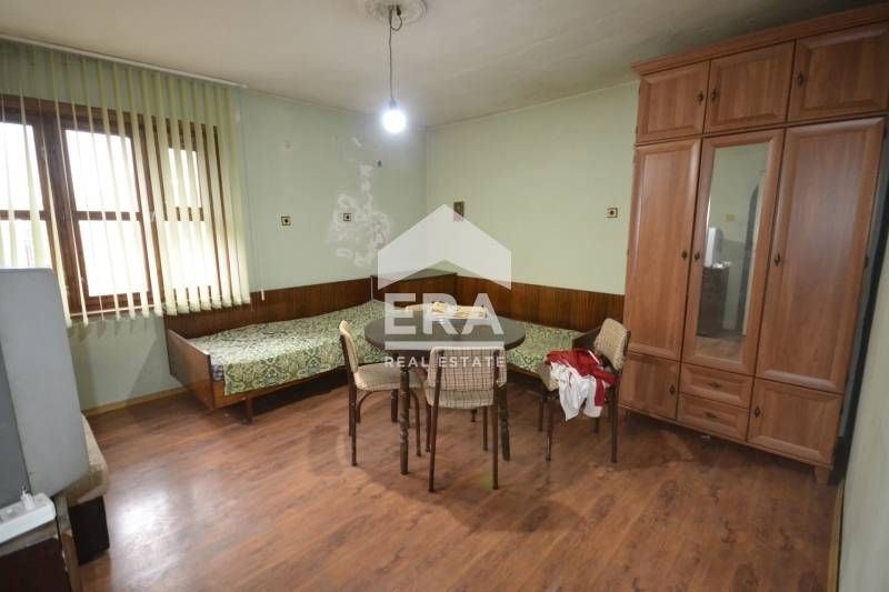 Прекрасна двуетажна къща с двор в квартал ,,Тракийски,,