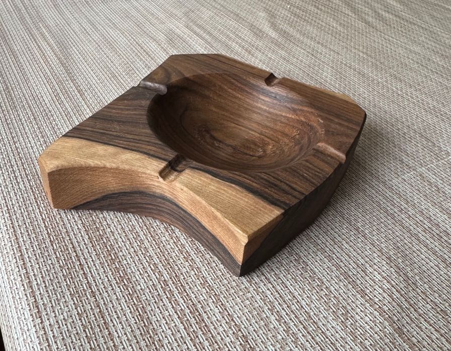 Пепелник от орех