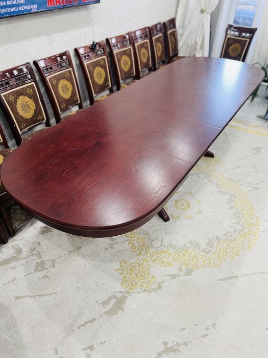 Стол и стулья гостинные