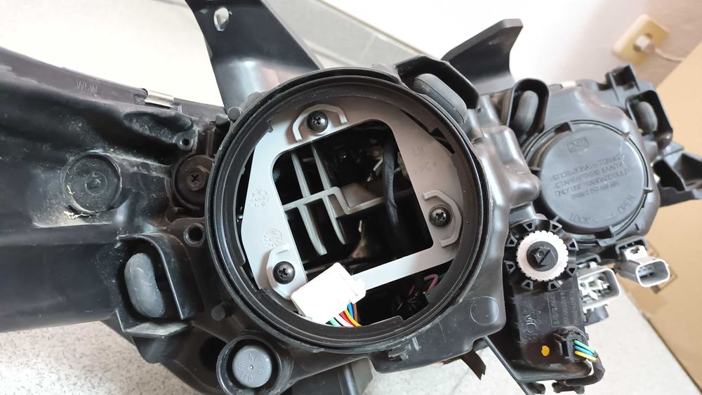 Mitsubishi Outlander xenon far Мицубиши Аутлендър ксенон десен ляв фар