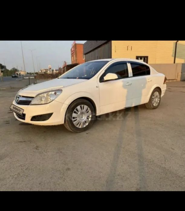 Машина Opel Astra 2010