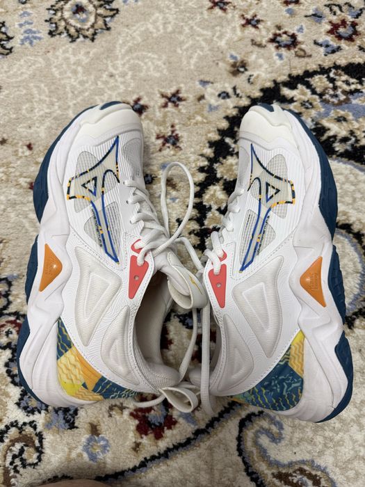 Продам кроссовки волебольные  новые