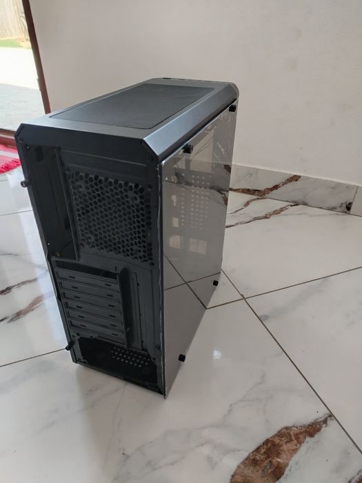 Carcasă calculator gaming nouă cumpărată anul trecut (2024).