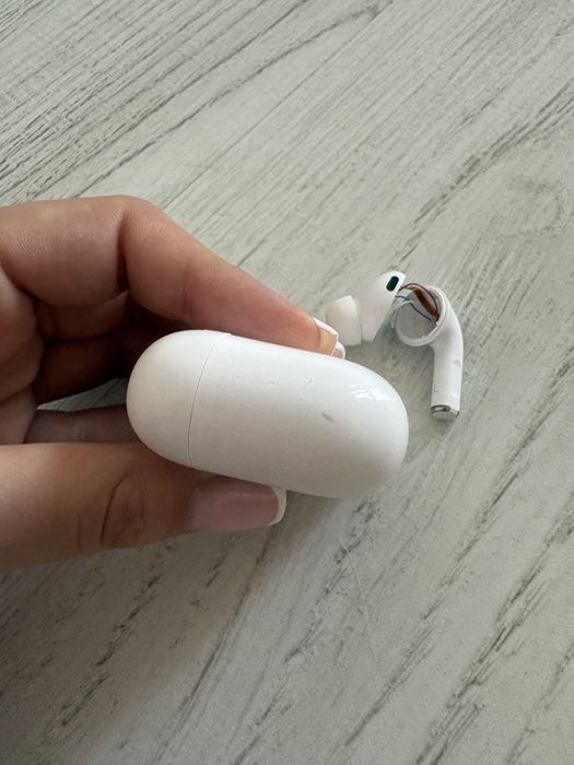 Apple AirPods Pro – оригинални (едната не работи)
