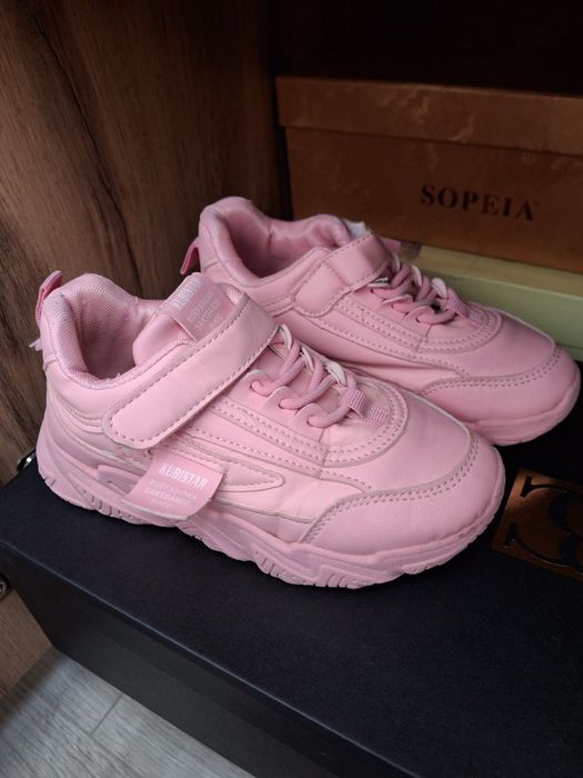 Продам кроссовку девочке