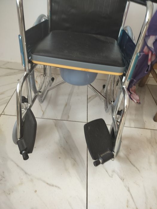 Căruț cu rotile cu vas de toaletă