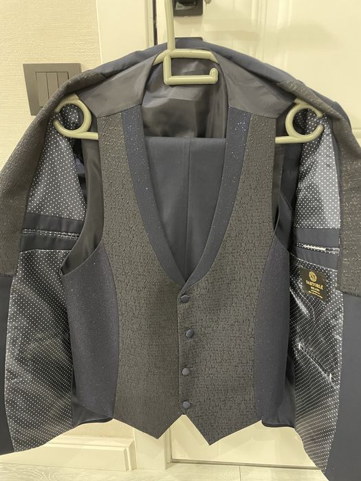 Продам костюм тройка