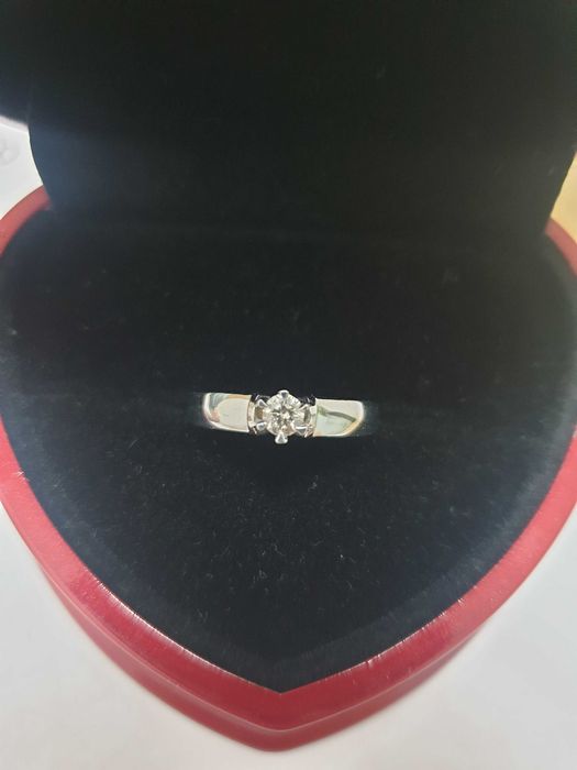 Золотое кольцо с бриллиантом