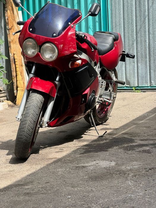 Yamaha fzr400.  .