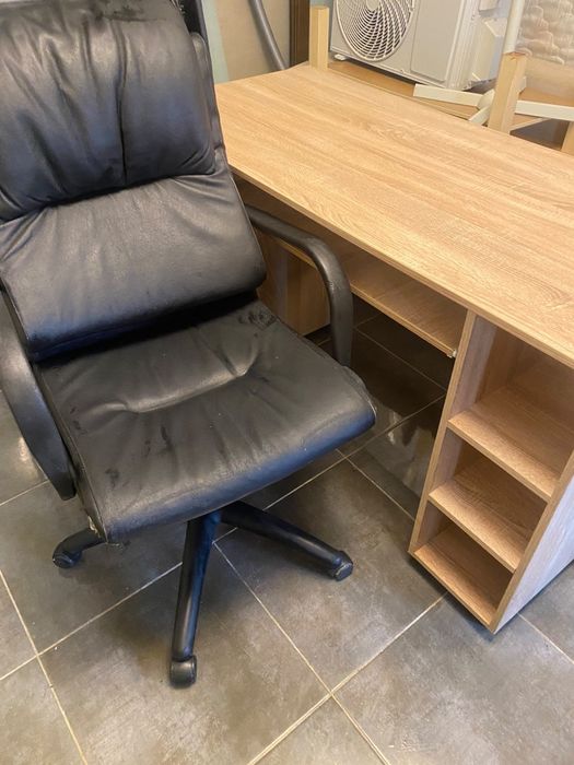 Birou Ikea  si scaun piele