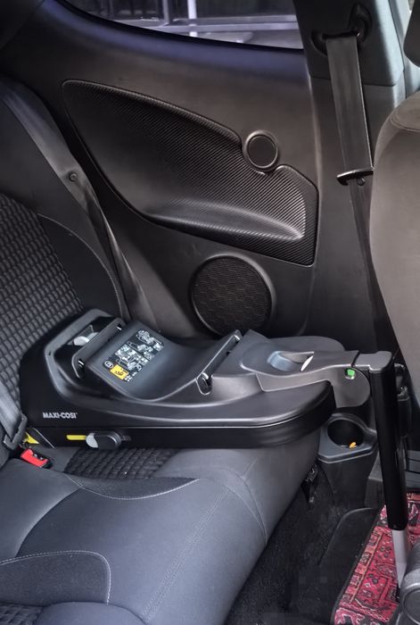 Столче за кола и база Maxi Cosi Cabriofix
