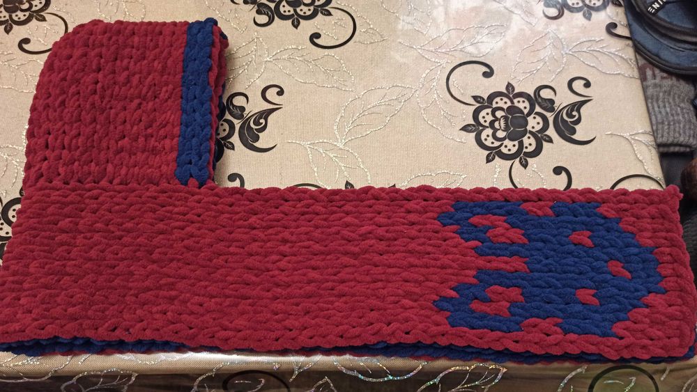 Ръчно плетен децки шал с качулка