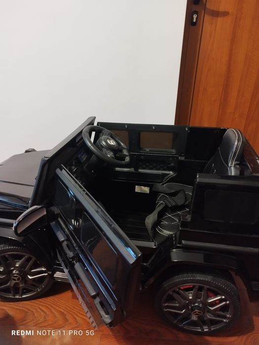 Акумулаторен джип Мерцедес AMG 63