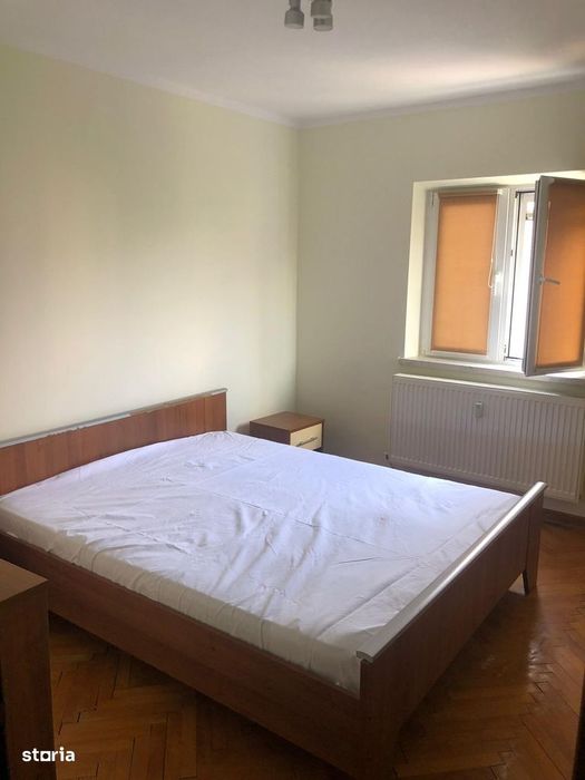 Proprietar închiriez Apartament 3 camere 2 băi.