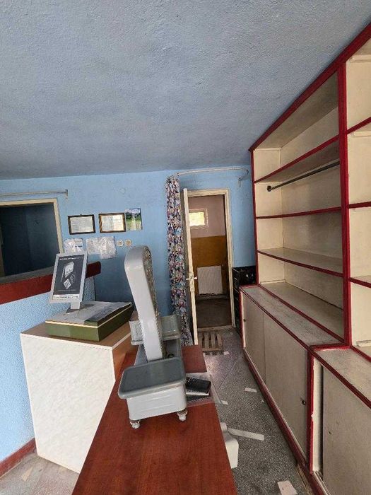 Casa constructie rezidentiala si / sau comerciala cu 2 nivele si pivnita, incluzand teren gradina, la sosea, localizata central in Cuzdrioara, Dej, CJ