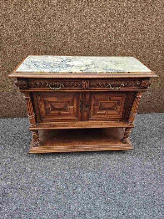 Шкаф с дърворезба и плот от мрамор