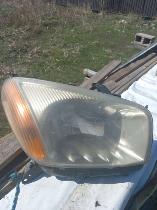 Фара на Raf б/у в оригинале. В хорошему состоянии,  без трещин.состоян